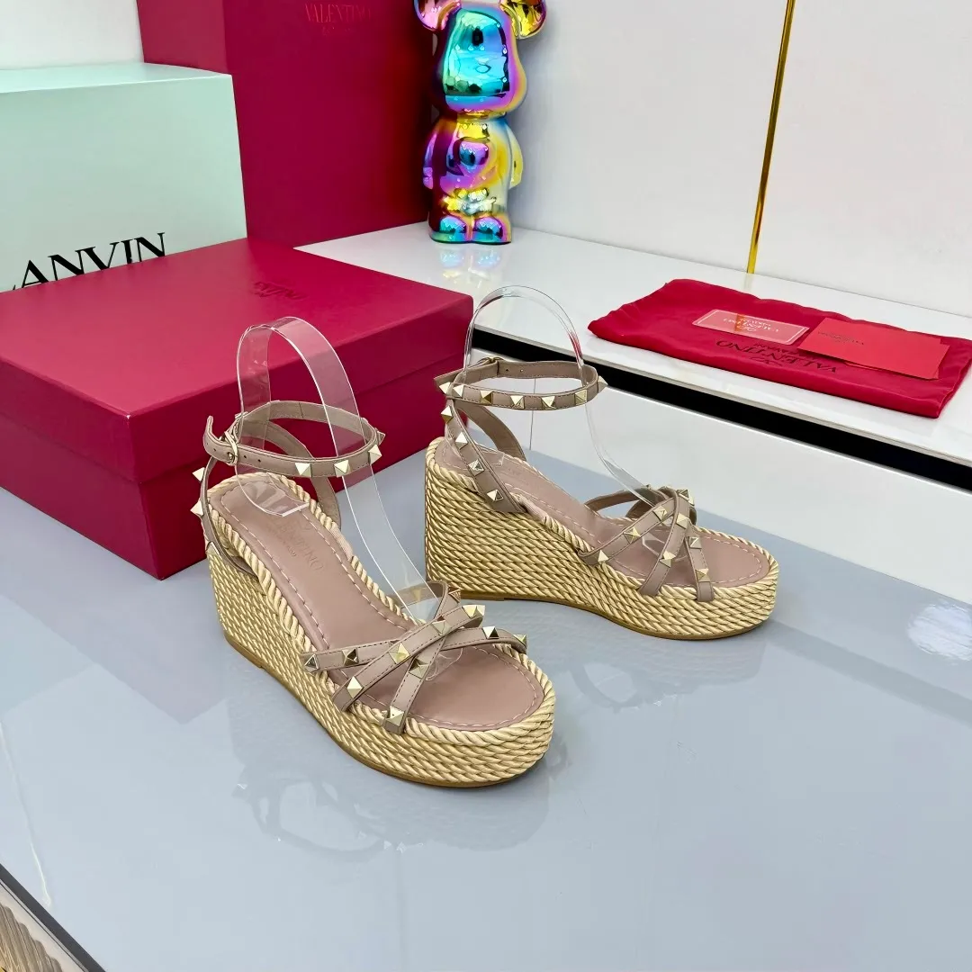 👟👟Ex-factory price 580👟👟 Valentino's new high-version riveted hemp rope woven wedge sandals. Simple and super versatile. Perfect and luxurious on the feet, they can be matched with any spring and summer clothes. The feet feel even more comfortable! The material is a perfect replica of the original version. The original buckle is disassembled and molded. Cowhide surface. Cowhide lining. Electroplated rivet buckle. Original non-slip rubber outsole. Three colors available! The gold heel is about 10cm high. The forefoot platform is about 4cm. It comes with original packaging from the counter! SIZE: 35--40 (41 can be customized)